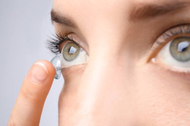 Genç kadının gözüne closeup Kontakt lens koyarak