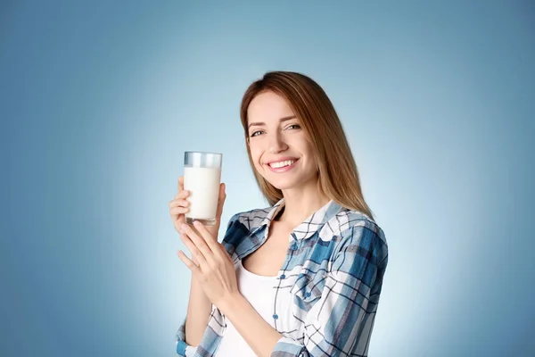 Bella Giovane Donna Che Beve Latte Sfondo Colore — Foto Stock