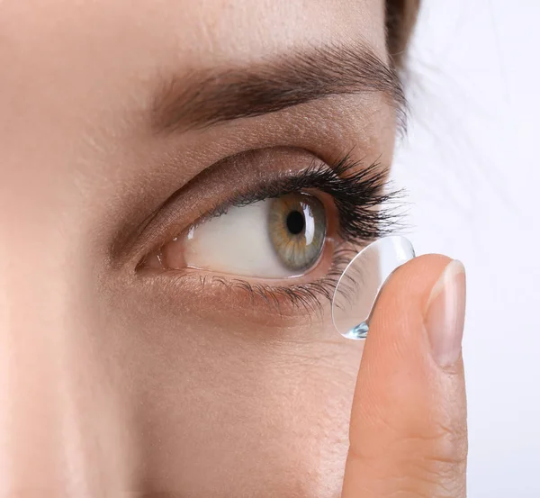 Junge Frau Setzt Kontaktlinse Ihr Auge Nahaufnahme — Stockfoto