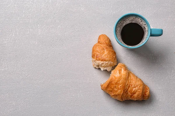 Leckeres Croissant Und Eine Tasse Kaffee Auf Hellem Hintergrund Draufsicht — Stockfoto