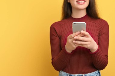 Telefon kullanan genç bir kadın.