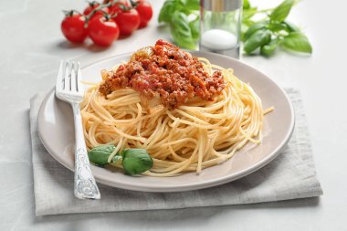 Lezzetli makarna bolognese tablo ile plaka