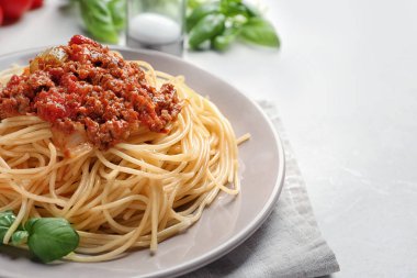 Lezzetli makarna bolognese tablo ile plaka