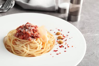 Lezzetli makarna bolognese, closeup ile plaka
