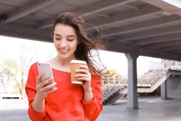 Jovem Mulher Usando Telefone Celular Livre — Fotografia de Stock