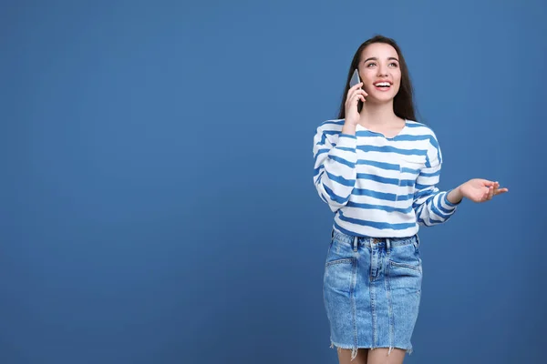 Wanita Muda Berbicara Telepon Dengan Latar Belakang Warna — Stok Foto