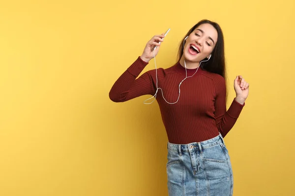 Young Woman Using Phone Listening Music Color Background — Stock Photo, Image