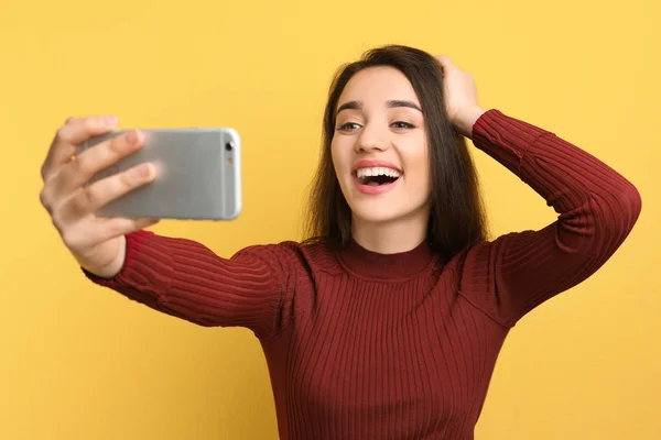 Attraktive Junge Frau Macht Selfie Mit Handy Auf Farbigem Hintergrund — Stockfoto