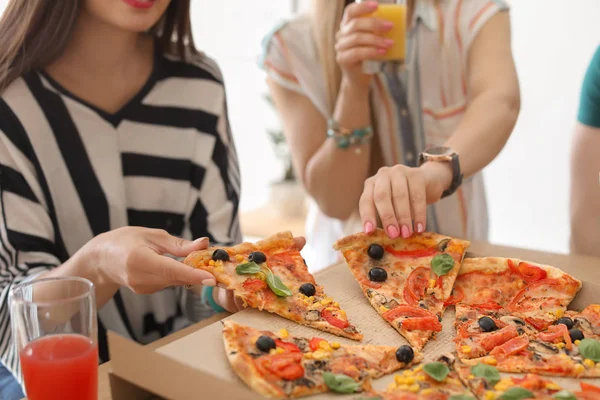 Les Jeunes Mangent Délicieuses Pizzas Table Gros Plan — Photo