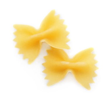 Pişmemiş farfalle makarna beyaz arka planda, üstten görünüm