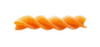 Pişmemiş düdük makarna beyaz arka plan üzerine