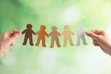 Kağıt üzerinde arka plan bulanık tutan genç kadın. Birlik kavramı