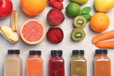 Sağlıklı detoks smoothies ve malzemelerin üzerine açık renkli düz yatıyordu kompozisyonu