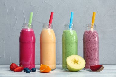 Smoothies ve maddeler tablosundaki şişeleri ile sağlıklı detoks