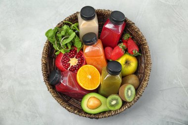 Sepet ve sağlıklı detoks smoothies ve malzemelerin üzerine açık renkli, üstten görünüm