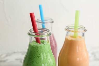 Açık renkli, closeup üzerinde sağlıklı detoks smoothies ile şişe