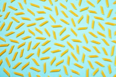 Renk arka plan üzerinde ham makarna ile düz yatıyordu kompozisyon