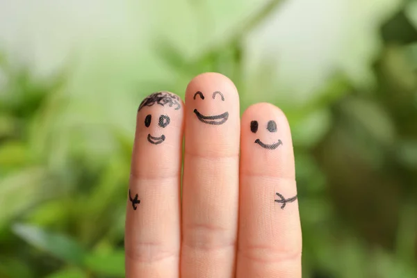 Finger Mit Zeichnungen Glücklicher Gesichter Vor Verschwommenem Hintergrund Einheitskonzept — Stockfoto