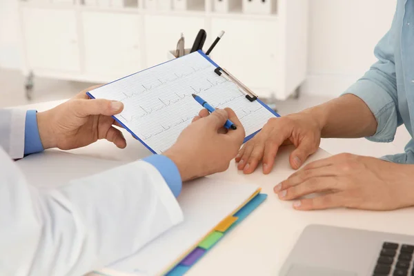Médico Sexo Masculino Mostrando Cardiograma Para Paciente Clínica Consulta Cardiológica — Fotografia de Stock