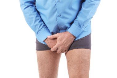 Beyaz arka plan üzerinde acı acı Üroloji sorunları olan olgun adam