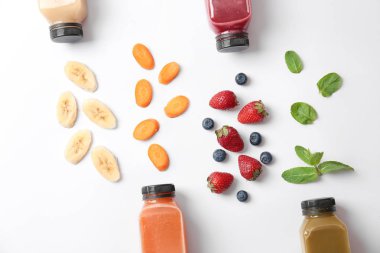 Sağlıklı detoks smoothies ve malzemelerin üzerine açık renkli düz yatıyordu kompozisyonu