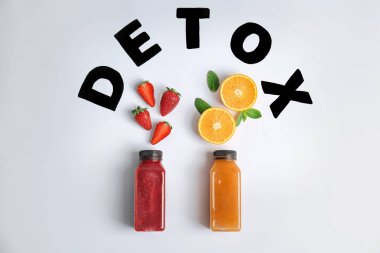 Word detoks, sağlıklı smoothies ve malzemelerin üzerine açık renkli düz yatıyordu kompozisyonu