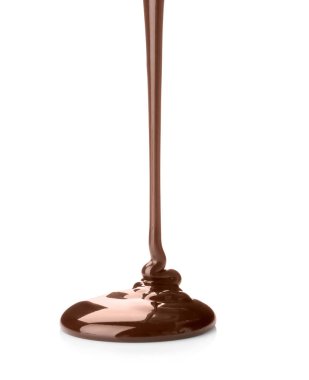 Lezzetli dökülen erimiş çikolata beyaz arka plan üzerinde