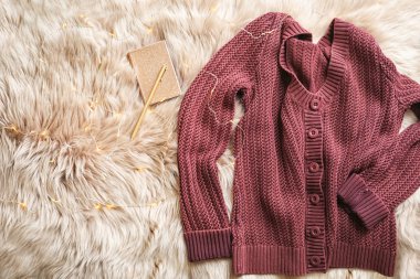 Sıcak örme hırka, defter ve garland faux kürk üzerinde düz yatıyordu kompozisyonu