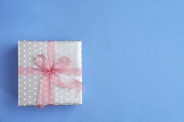 Hediye kutusu renk arka plan, üstten görünüm üzerinde dekore edilmiş