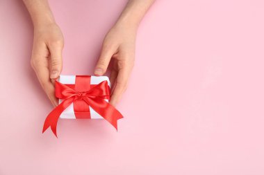 Güzel hediye kutusu renk arka plan, üstten görünüm üzerinde tutan genç kadın