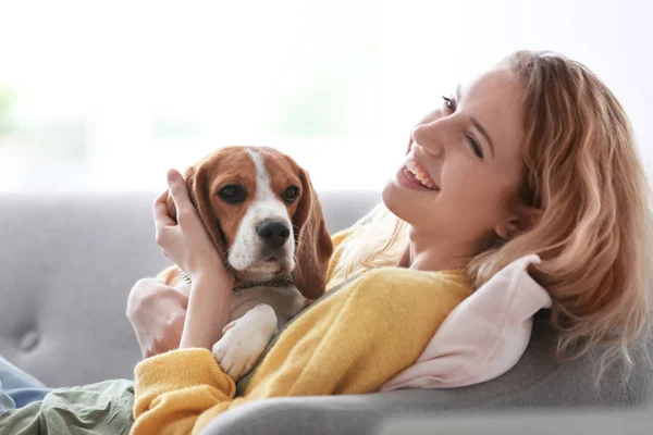 Jovem Mulher Com Seu Cão Casa — Fotografia de Stock