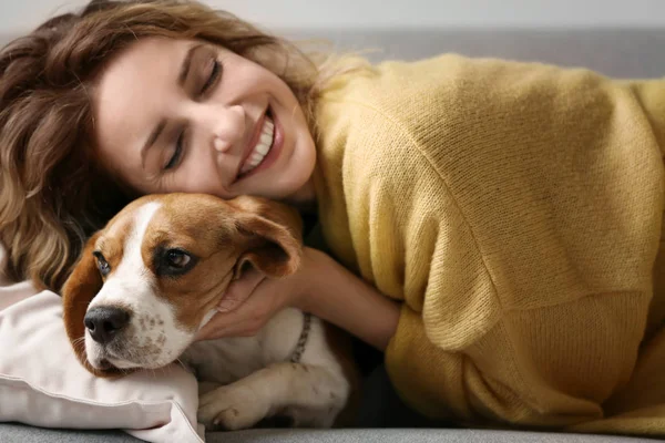 Νεαρή Γυναίκα Σκύλο Που Αναπαύεται Στον Καναπέ Στο Σπίτι — Φωτογραφία Αρχείου