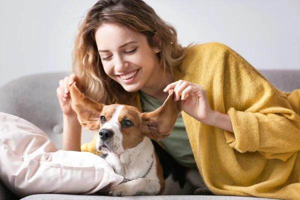 Jonge Vrouw Met Haar Hond Rustend Sofa Thuis — Stockfoto