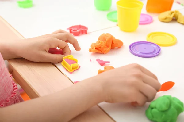 Niedliches Kleines Mädchen Mit Spielteig Tisch Nahaufnahme — Stockfoto