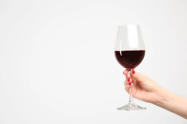 Kvinna Som Håller Glas Rödvin Vit Bakgrund — Stockfoto