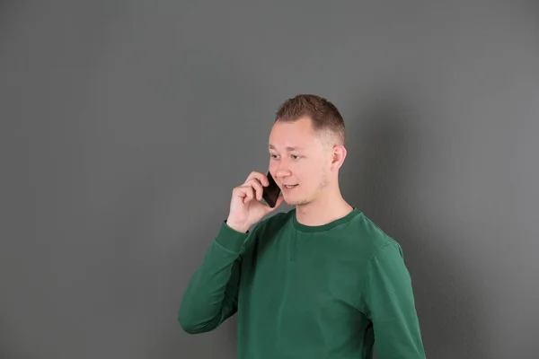 Porträtt Stilig Man Med Mobiltelefon Färgbakgrund — Stockfoto