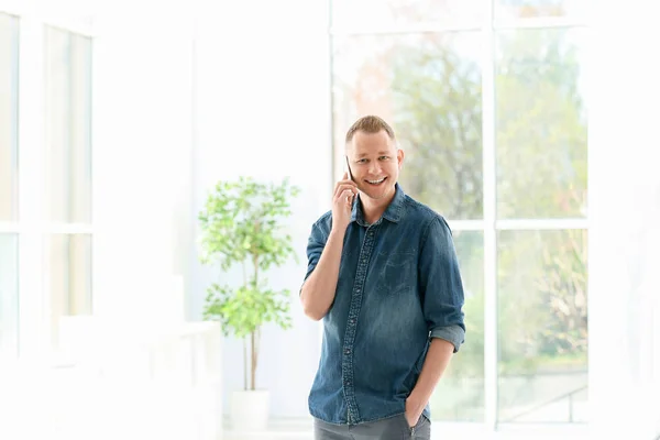 Retrato Homem Bonito Com Telefone Celular Dentro Casa — Fotografia de Stock