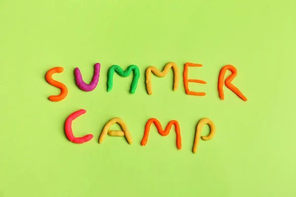 Palavras Summer Camp Feita Partir Argila Modelagem Sobre Fundo Cor — Fotografia de Stock