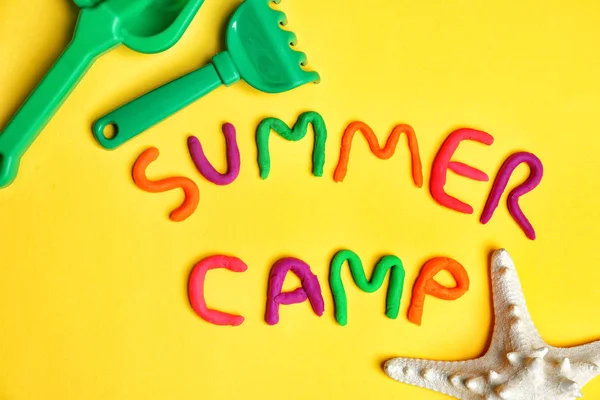 Плоска Композиція Словами Summer Camp Зроблена Моделювання Глини Пляжних Іграшок — стокове фото