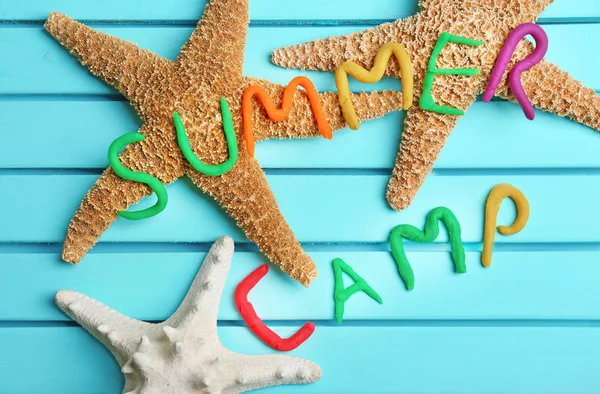 Compoziție Plat Așezat Cuvinte Summer Camp Realizate Din Modelarea Argilă — Fotografie, imagine de stoc