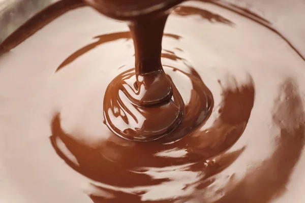 おいしいを注いで溶かしたミルク チョコレート クローズ アップ — ストック写真