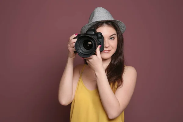 Vrouwelijke Fotograaf Met Professionele Camera Kleur Achtergrond — Stockfoto