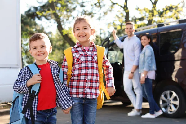 Padres Jóvenes Viendo Sus Hijos Pequeños Escuela —  Fotos de Stock