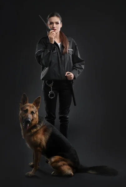 Protector Seguridad Femenino Con Perro Sobre Fondo Oscuro — Foto de Stock