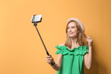 Selfie renk arka plan üzerinde alarak çekici genç kadın