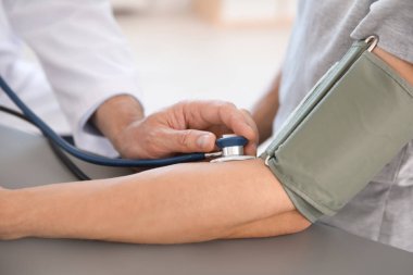 Ölçüm hastanın kan basıncı hastanede doktor