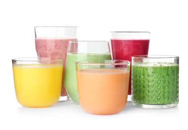 Gözlük ile lezzetli smoothies beyaz arka plan üzerinde detoks
