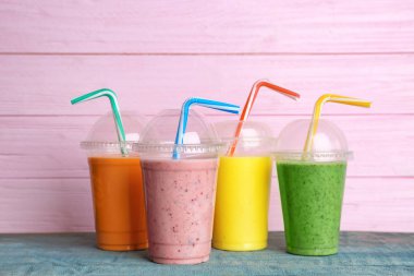 Plastik bardak ile lezzetli smoothies masada detoks