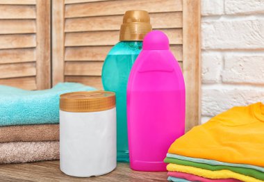 Temiz giysi, havlu ve deterjanlar masada