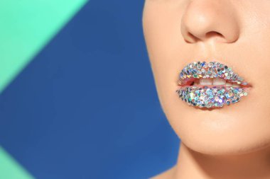 Güzel genç modeli ile abartılı dudak makyaj renk arka plan üzerinde